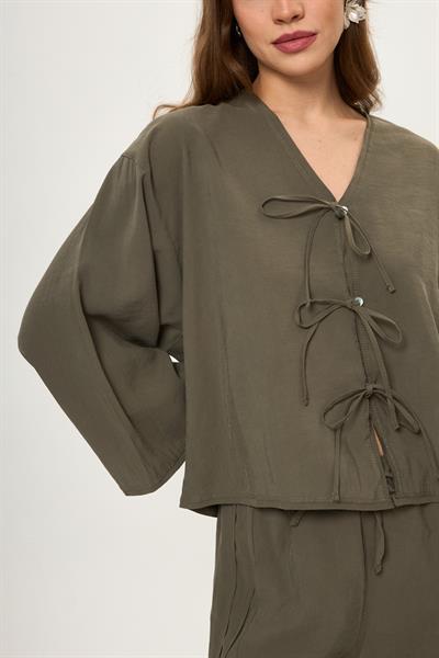 Haki V Yaka Önü Fiyonklu Kadın Bluz