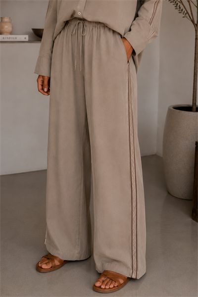 Şerit Detaylı Pantolon
