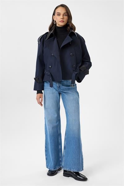 Deri Detaylı Kısa Trençkot