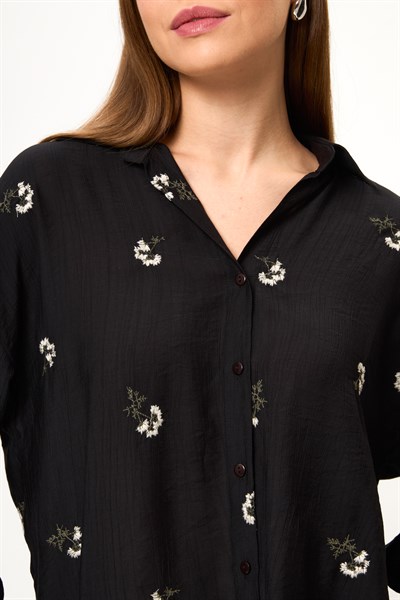 Çiçek Nakışlı Gömlek