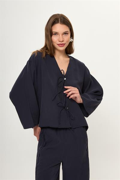 Lacivert V Yaka Önü Fiyonklu Kadın Bluz