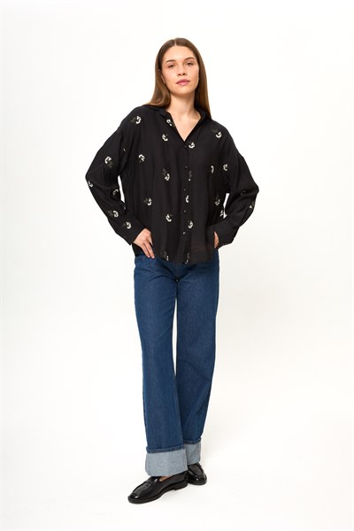 Çiçek Nakışlı Gömlek