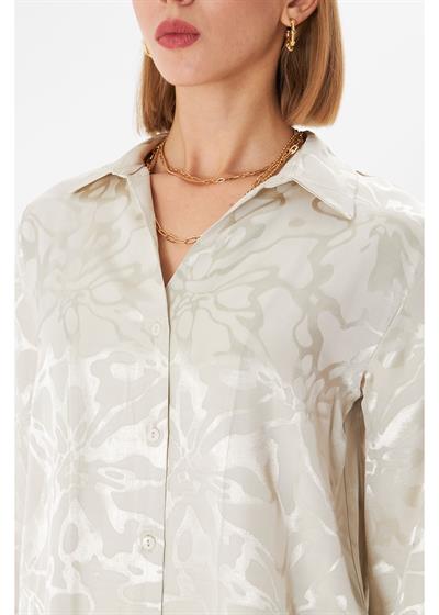 Çiçek Desen Jakarlı Saten Gömlek 
