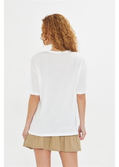 Çiçek İşlemeli T-Shirt