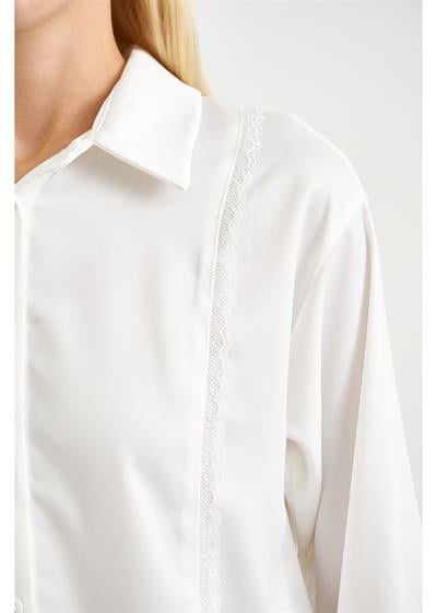 Dantel Detaylı Saten Gömlek 