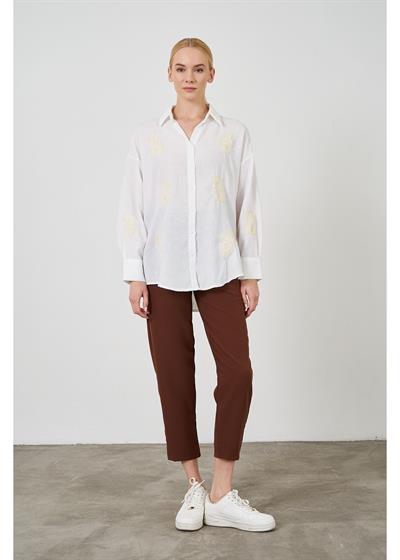 Kolları ve Önü Nakış Detaylı Keten Görünümlü Gömlek 