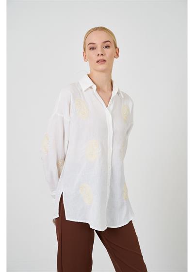 Kolları ve Önü Nakış Detaylı Keten Görünümlü Gömlek 