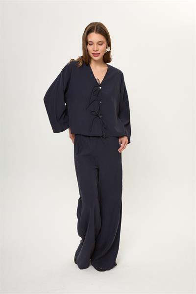 Lacivert V Yaka Önü Fiyonklu Kadın Bluz