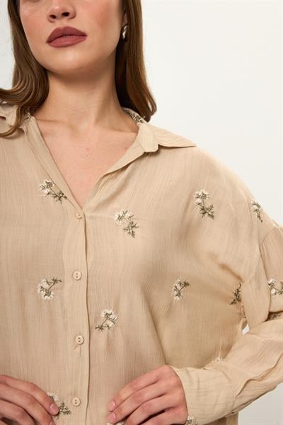 Çiçek Nakışlı Gömlek