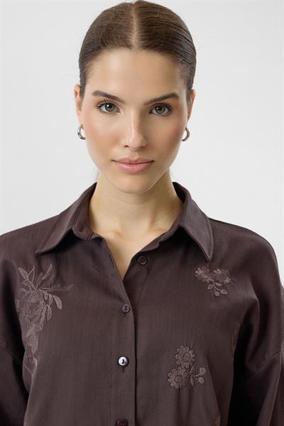 Nakışlı Yırtmaçlı Gabardin Gömlek