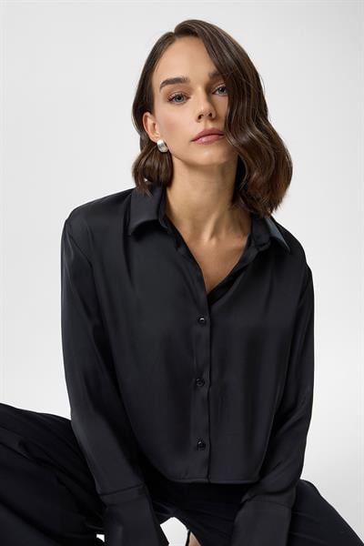 Geniş Manşetli Kısa Saten Gömlek