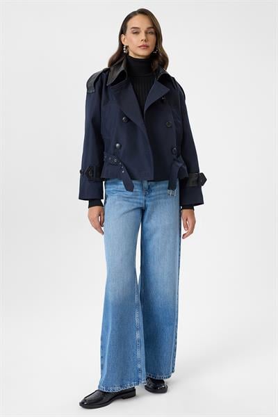 Deri Detaylı Kısa Trençkot