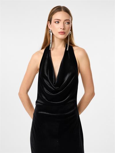 Degaje Yaka Sırt Dekolteli Siyah Elbise 