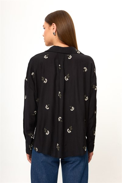 Çiçek Nakışlı Gömlek