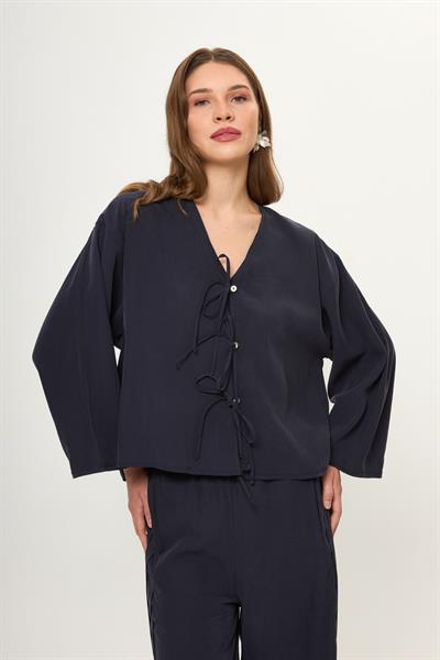 Lacivert V Yaka Önü Fiyonklu Kadın Bluz