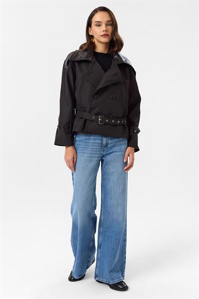 Deri Detaylı Kısa Trençkot