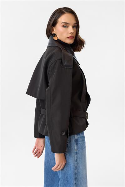 Deri Detaylı Kısa Trençkot