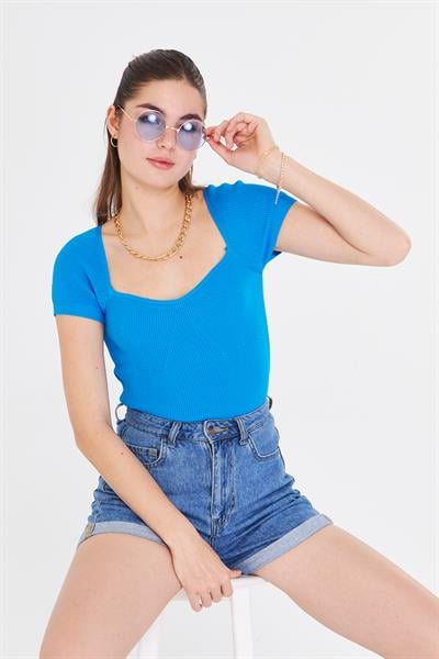 Geniş Yaka Kısa Kol Triko 