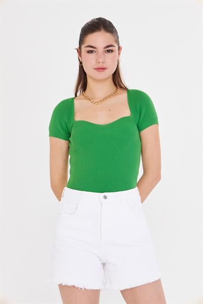 Geniş Yaka Kısa Kol Triko 