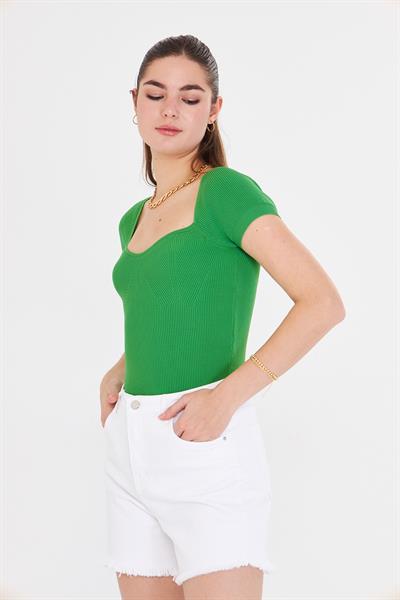 Geniş Yaka Kısa Kol Triko 