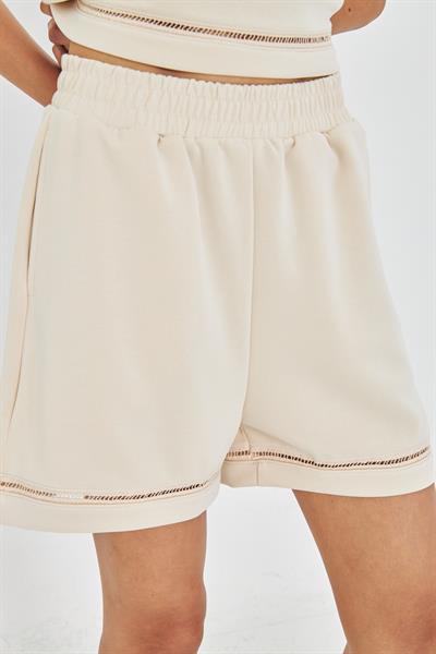 Şerit Detaylı Modal Şort