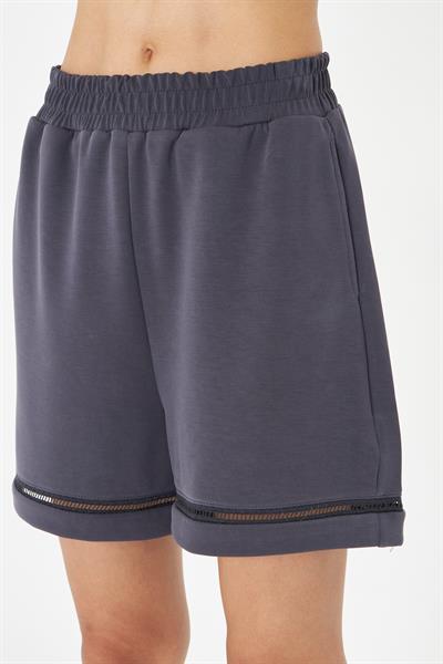 Şerit Detaylı Modal Şort