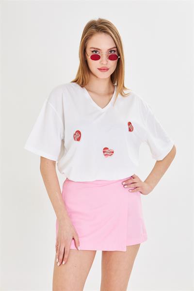 V Yaka Çoklu Kalp Baskılı T-Shirt