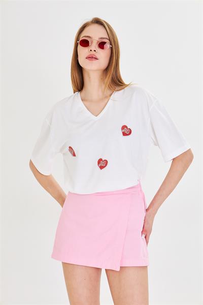 V Yaka Çoklu Kalp Baskılı T-Shirt