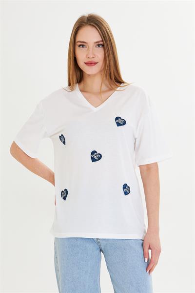 V Yaka Çoklu Kalp Baskılı T-Shirt