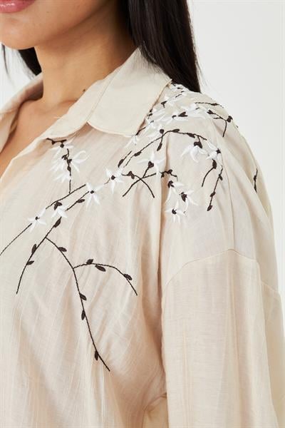 V Yaka Nakışlı Çizgili Gömlek