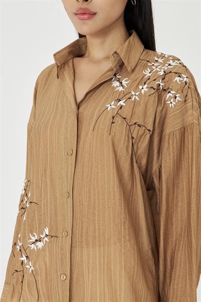 V Yaka Nakışlı Çizgili Gömlek