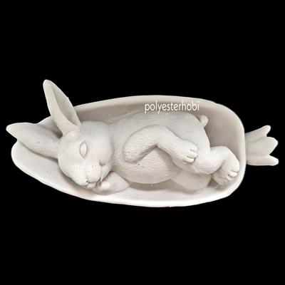 Ob 1929 - Havuçta Yatan Tavşan Ham Polyester Obje