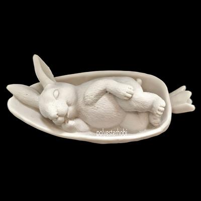 Ob 1929 - Havuçta Yatan Tavşan Ham Polyester Obje