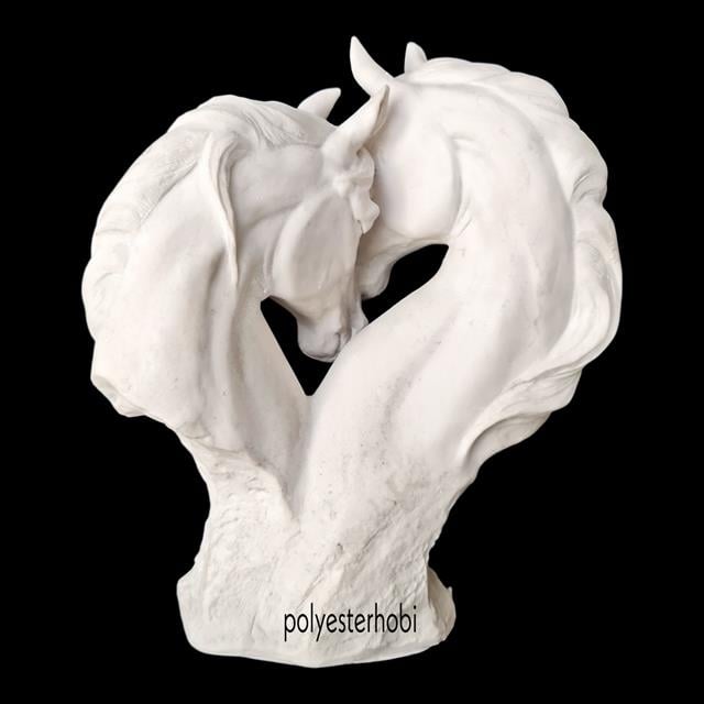 ob-1860-asik-atlar-ham-polyester-obje-e5162f.jpg