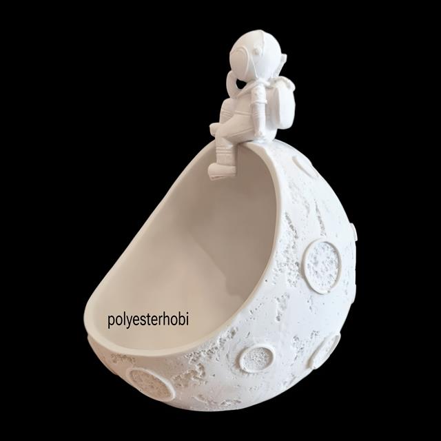 OB 2283 - Astronot Ay Üzerinde Biblo Anahtarlık Ham Polyester Obje 