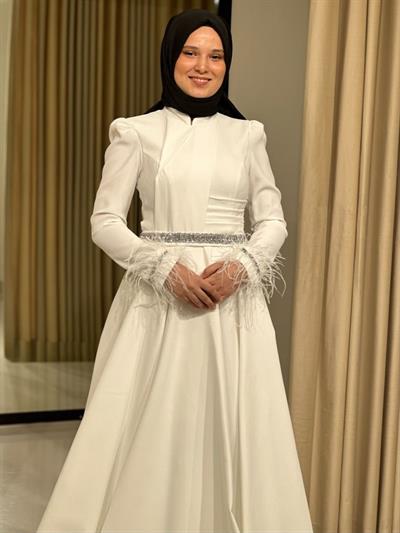 Beyaz Tesettür Belden Oturtmalı Beli Kemerli Kolları Tüylü Abiye Elbise | Kaleiçi Yıldızlar