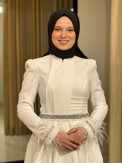 Beyaz Tesettür Belden Oturtmalı Beli Kemerli Kolları Tüylü Abiye Elbise | Kaleiçi Yıldızlar