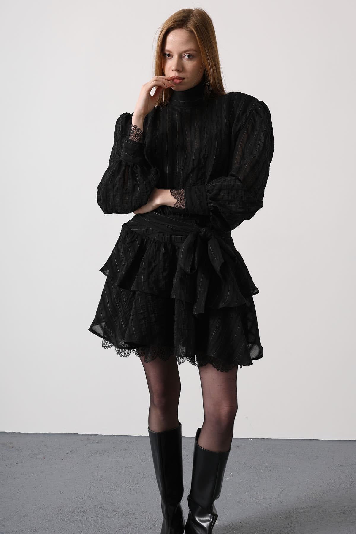 SİMLİ CİZGİLİ DANTELLİ MİNİ ELBİSE - Siyah