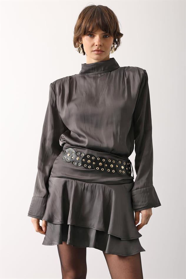 BÜYÜK KEMER DETAYLI SATEN MİNİ ETEK - Füme