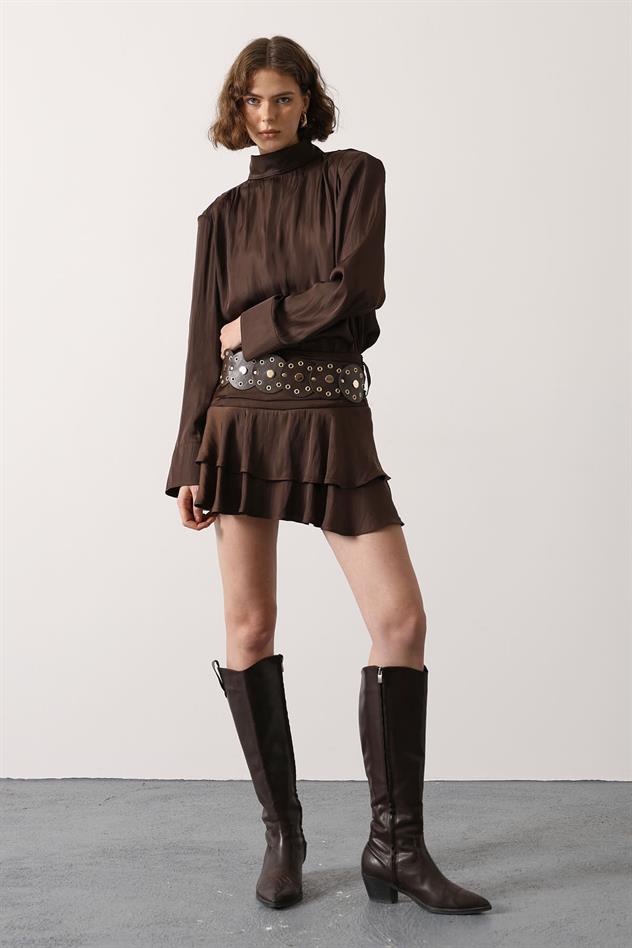 BÜYÜK KEMER DETAYLI SATEN MİNİ ETEK - Kahve