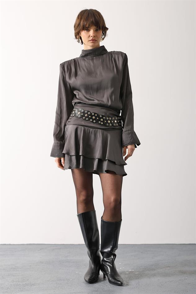 BÜYÜK KEMER DETAYLI SATEN MİNİ ETEK - Füme