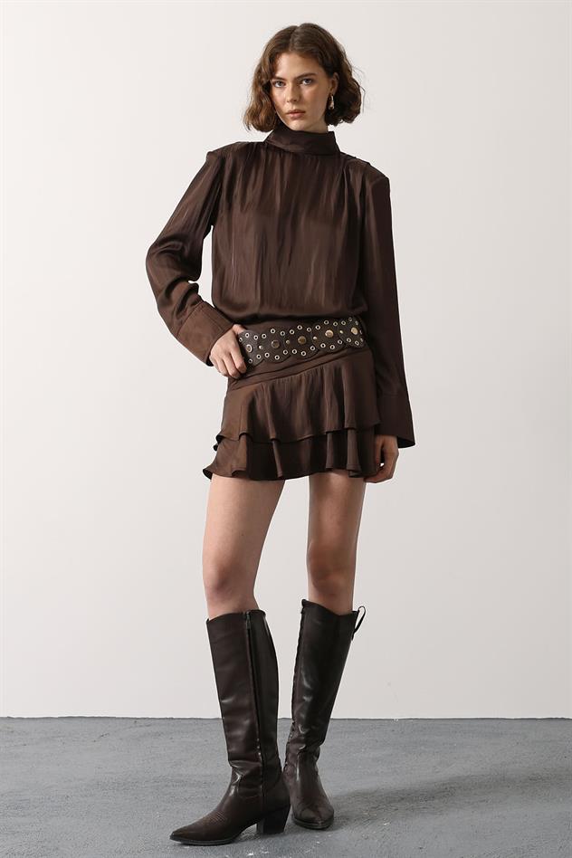 BÜYÜK KEMER DETAYLI SATEN MİNİ ETEK - Kahve