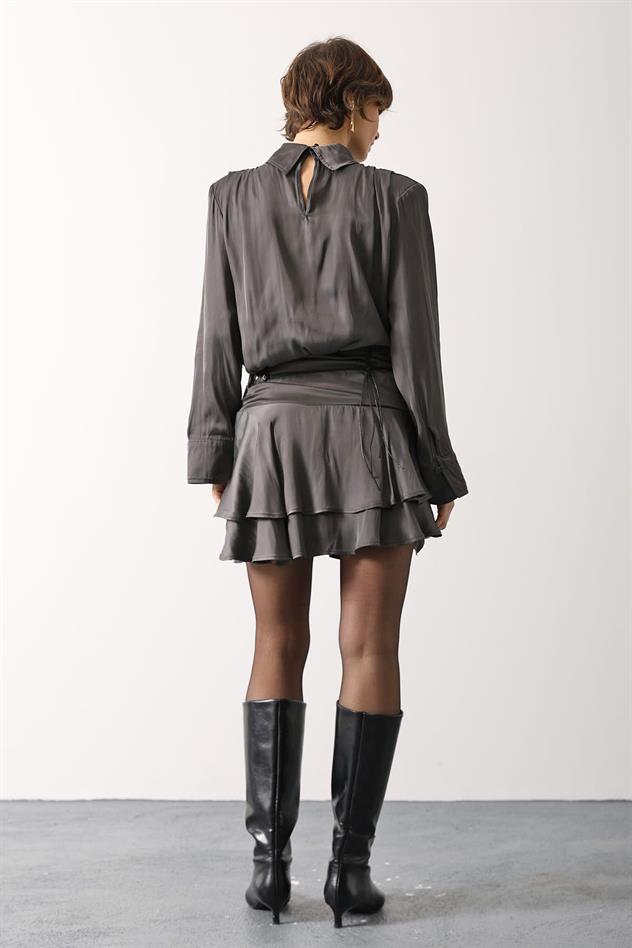 BÜYÜK KEMER DETAYLI SATEN MİNİ ETEK - Füme