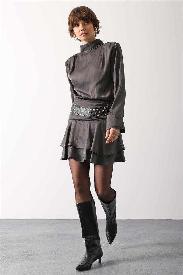 BÜYÜK KEMER DETAYLI SATEN MİNİ ETEK - Füme