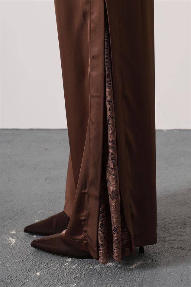 YIRTMAÇ DETAYLI DANTELLİ SATEN PANTOLON - Kahve