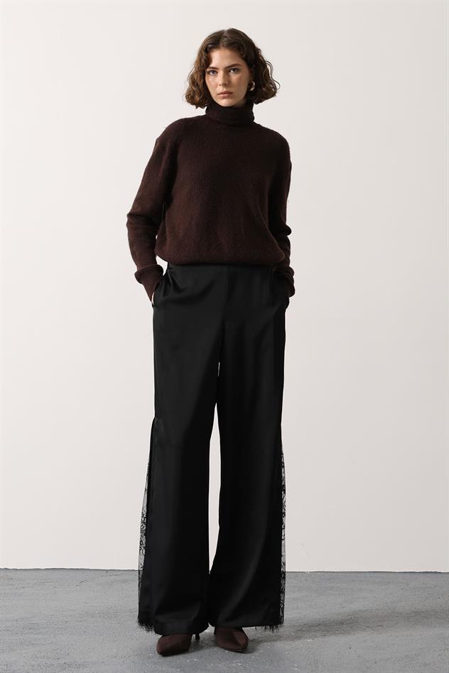YIRTMAÇ DETAYLI DANTELLİ SATEN PANTOLON - Siyah