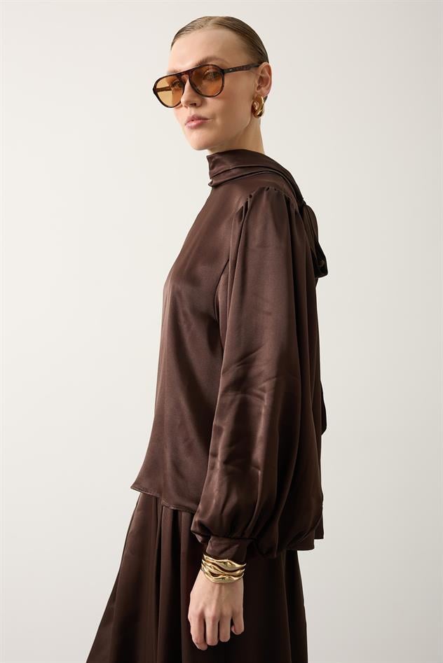 ARKADAN BAĞLAMALI SATEN BLUZ - Kahve