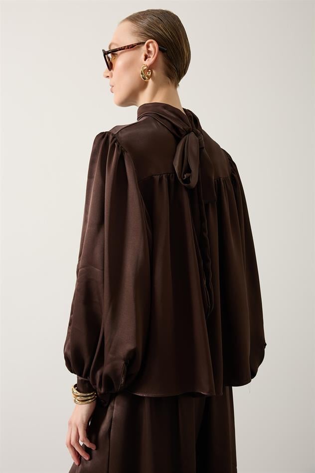 ARKADAN BAĞLAMALI SATEN BLUZ - Kahve