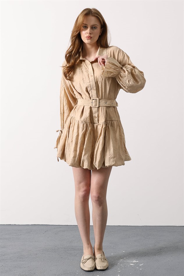 DESENLİ KEMER DETAYLI MİNİ ELBİSE - Bej
