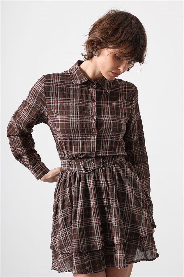 EKOSE DESENLİ KEMERLİ MİNİ ELBİSE - Kahve